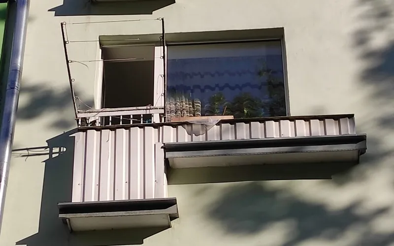 Хотел напугать: житель Барановичей выбросил женщину с балкона