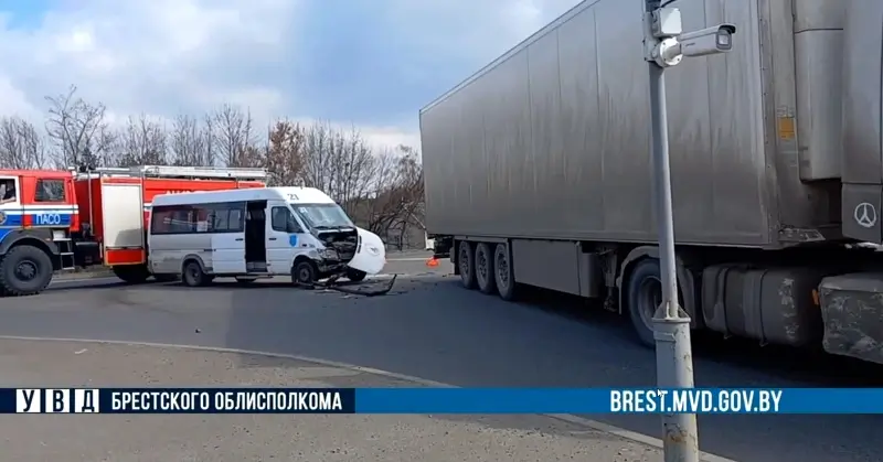 В Бресте грузовик не пропустил маршрутку: трех пассажиров доставили в больницу