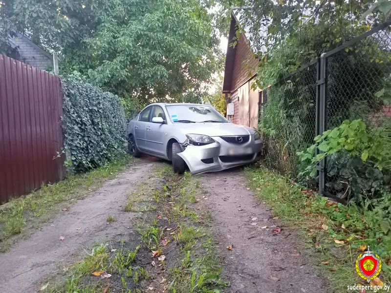18-летний брестчанин угнал «Мазду», разбил ее и бросил